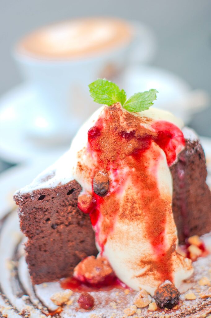 カフェで撮影したケーキとコーヒー